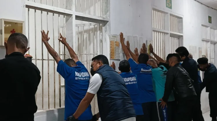 Cegah Gangguan Kamtib, Rutan SoE Gelar Razia Malam Bersama TNI-Polri