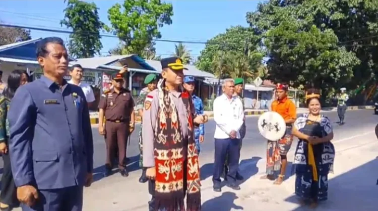 Kapolres Baru Sumba Timur Disambut Adat Panggarang Tau dan Pedang Pora