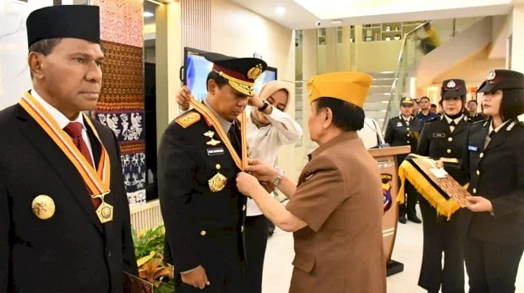 Kapolda dan Wagub NTT Terima Penghargaan Bintang Veteran dari LVRI