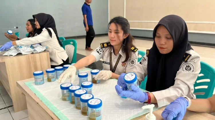 Lapas Kupang Gandeng BNN Kota Kupang Tes Urine Petugas dan Warga Binaan