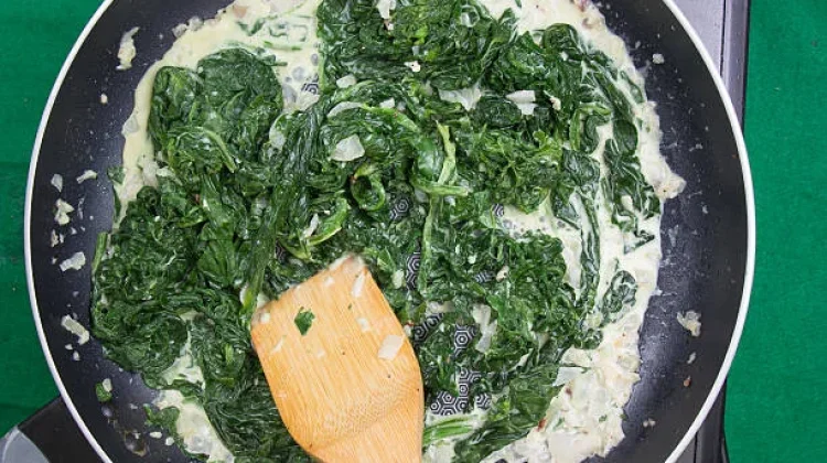 Resep Bayam Tumis Santan yang Gurih dan Sederhana