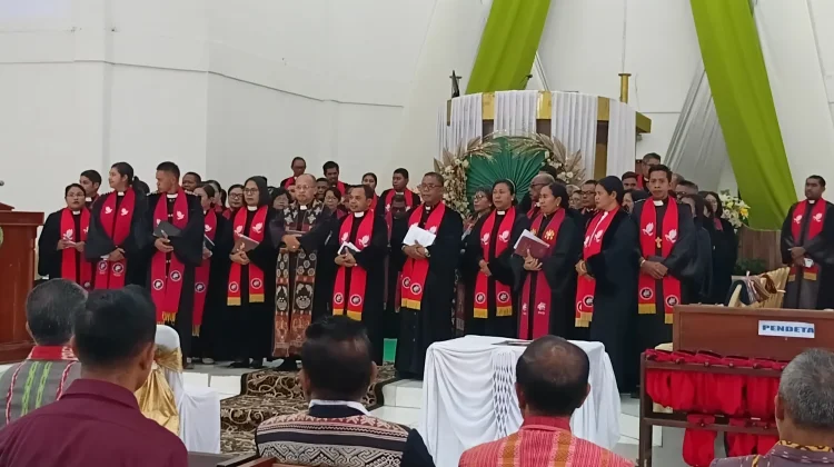 Ibadah Emeritasi Tiga Pelayan GKS Waikabubak Masuk Masa Pensiun
