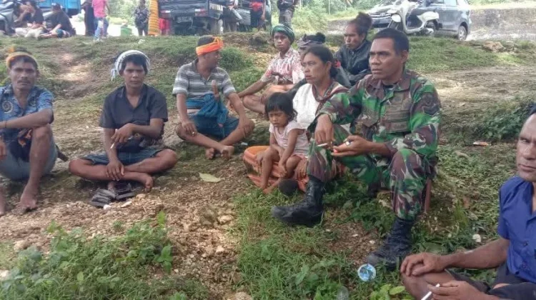 Babinsa Laratama Tingkakan Kamtibmas Masyarakat Wewewa Tengah