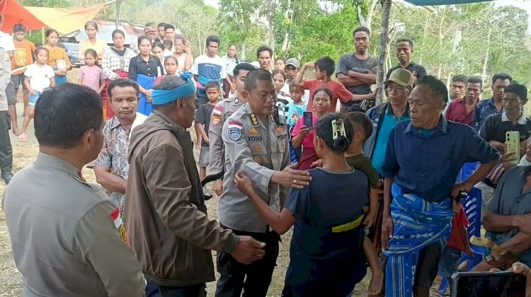 Kabid TIK Polda NTT Bersama Kapolres Sumba Barat Melayat ke Rumah Duka Almarhum JT
