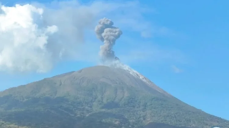 Gunung Ile Lewotolok di Lembata NTT Kembali Muntahkan Abu Setinggi 700 Meter