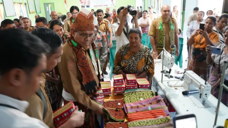 Pemprov NTT Asa 8 Kelompok Tenun di Desa Noebaun, TTU