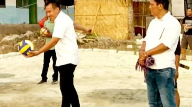 Dalam Rangka HUT GKS Waiha Ke-35 Wabup SBD Resmi Membuka Kegiatan Pasaran Malam
