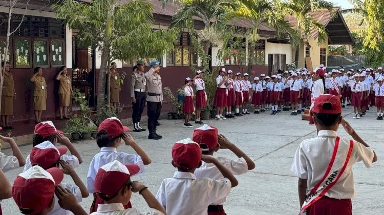 Polda NTT Tanamkan Disiplin Siswa Melalui Upacara