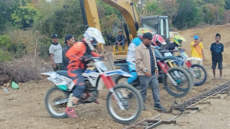 Deru Mesin Segera Menggema, Simson Polin Pastikan Arena Grasstrack Siap