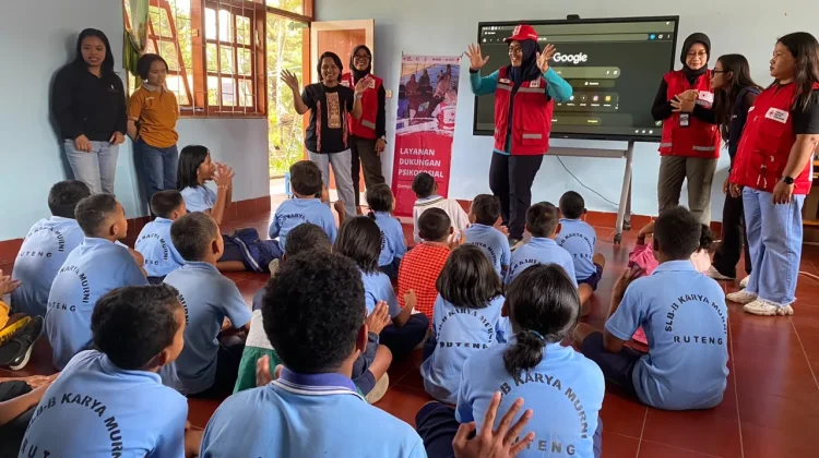 PMI Salurkan Bantuan Kemanusiaan di SLB Karya Murni Ruteng