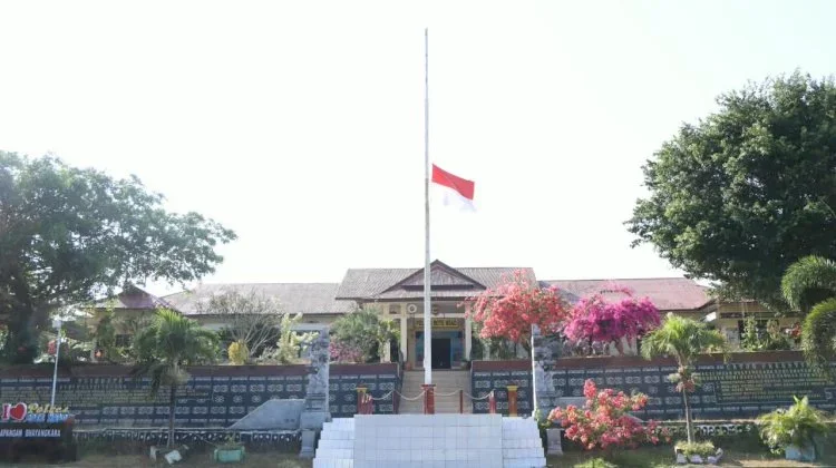 Polres Rote Ndao Kibarkan Bendera Setengah Tiang, Kenang Jasa Pahlawan Revolusi