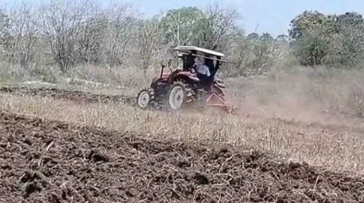 Babinsa Lewa Bantu Petani Olah Lahan Persiapan Tanam Jagung