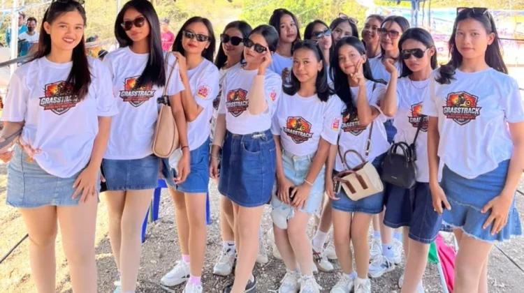 Tujuh Belas Pelajar SMA Negeri 1 Lobalain Jadi Gadis Payung Grasstrack