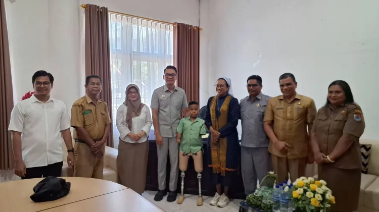 Wabup Sumba Timur Serahkan Kaki Palsu untuk Anak Disabilitas