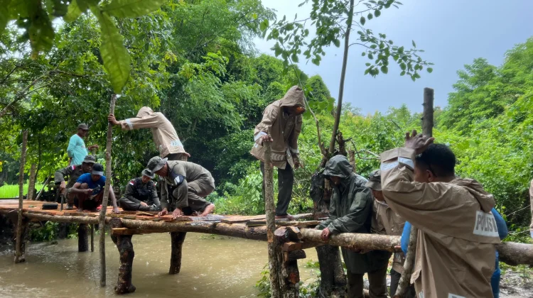 Brimob Bangun Jembatan Darurat, Pulihkan Akses Warga Temas