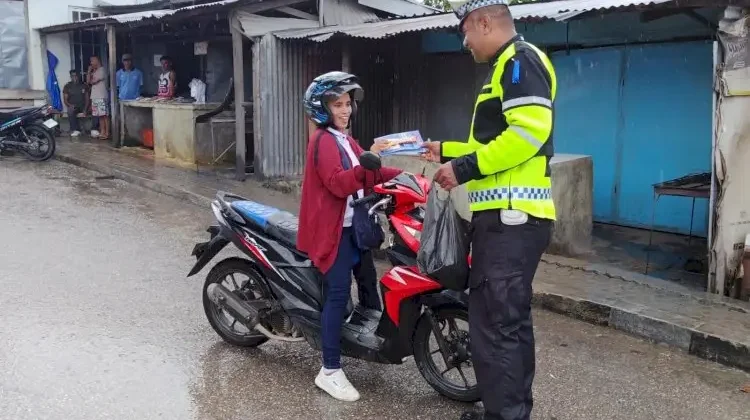 Satlantas Polres Rote Ndao Bagi Cokelat untuk Pengendara Tertib