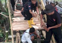 Brimob  NTT Bangun Jembatan Akses Keselamatan Anak Sekolah