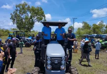 Kadis Pertanian NTT Uji Coba Traktor Bantuan
