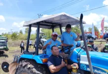 Wagub NTT Coba Traktor Bantuan Kementan