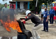PLN Gandeng Damkar Kupang Gelar Pelatihan Pemadaman Api
