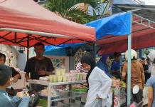 Lapak Takjil Depan Masjid Al-Azhar Waikabubak Ramai jelang Berbuka