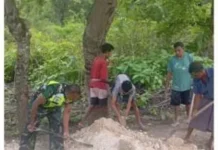Babinsa Perbaiki Jalan Desa Batulilok Bersama Warga