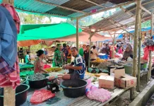 Babinsa Loli Himbau Pedagang Layani Pembeli dengan Ramah
