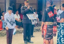 Kapolsek Pandawai Pimpin Pemakaman Kedinasan Guru SMPN 1
