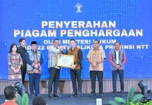 Wali Kota Kupang Raih Penghargaan Menteri Hukum