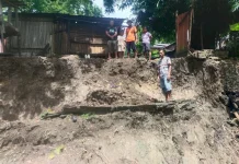 Bhabinkamtibmas Evakuasi Dini Korban Longsor di Kelurahan Nonbes
