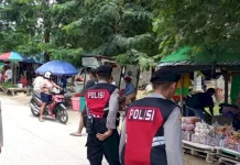 Pedagang Pasar Oesao Waspada Berjulan di Pinggir Jalan