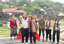 Wabup Apremoi Berbagi Bingkisan Kasih di Desa Baadale