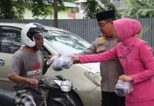 Polres Ende dan Bhayangkari Bagikan Takjil