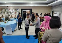 Kapolda NTT Beri Penghargaan Kepada Polisi Inspiratif