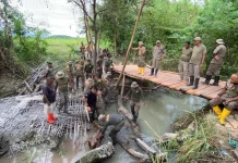 Brimob  NTT Bangun Jembatan di Desa Tua Tuka