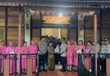 Kapolres Sumba Barat Bersama  Bhayangkari Berbagi Takjil