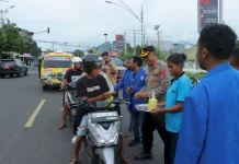 Polisi dan GAMKI Alor Bagi Takjil Kepada Masyarakat