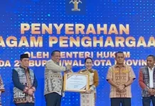 Bupati Ratu Wulla Raih Penghargaan Posbankum Nasional