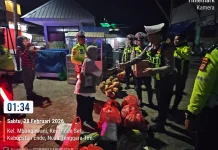 Satlantas Polres Ende Edukasi dan Beri  Kepedulian sosial