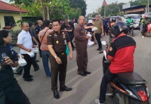 Kejati NTT Bagi Takjil di Bulan Ramadhan 2026