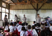 Kapolda NTT  Salurkan Bantuan Alat Tulis Pelajar SD Negeri Oeyek