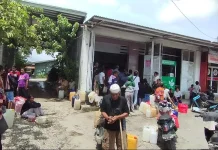 Jelang Lebaran Warga Oesao Antri Minyak Tanah