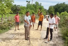Anggota DPRD Rote Ndao Timbun Jalan Rusak