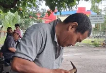 Ridho, Tukang Sol Sepatu di Depan Gereja Kota Kupang Bertahan sejak 1995