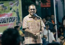 Gubernur  Melki Tutup Turnamen Voli DR.Umbu Rudi Kabunang Cup di Sumba Timur
