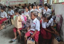 Sentuh Pendidikan, Wakapolda NTT Bantu Siswa Sekolah Dasar