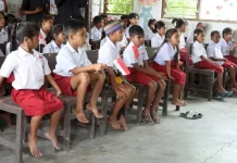 Peduli Pendidikan, Wakapolda NTT Salurkan Bantuan di Sumba Timur