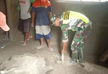 Babinsa Hadir Bantu Warga Tanamodu Bangun Rumah Bersama