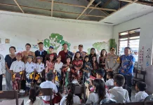 Wakapolda NTT Beri Bantuan Siswa dan Sekolah di Sumba Timur