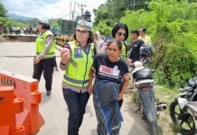 Polwan Polda NTT Evakuasi Ibu Hamil di Lokasi Jembatan Ambruk Naibonat